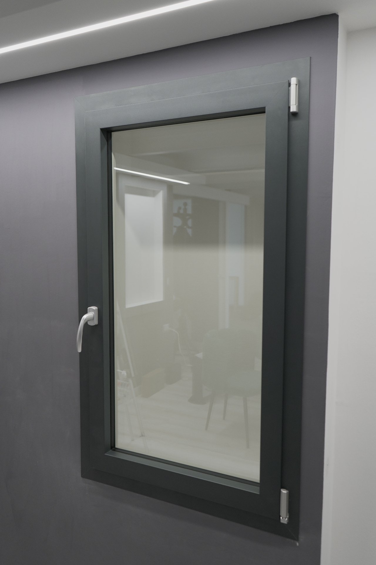 Finestra in PVC grigio antracite - posa certificata