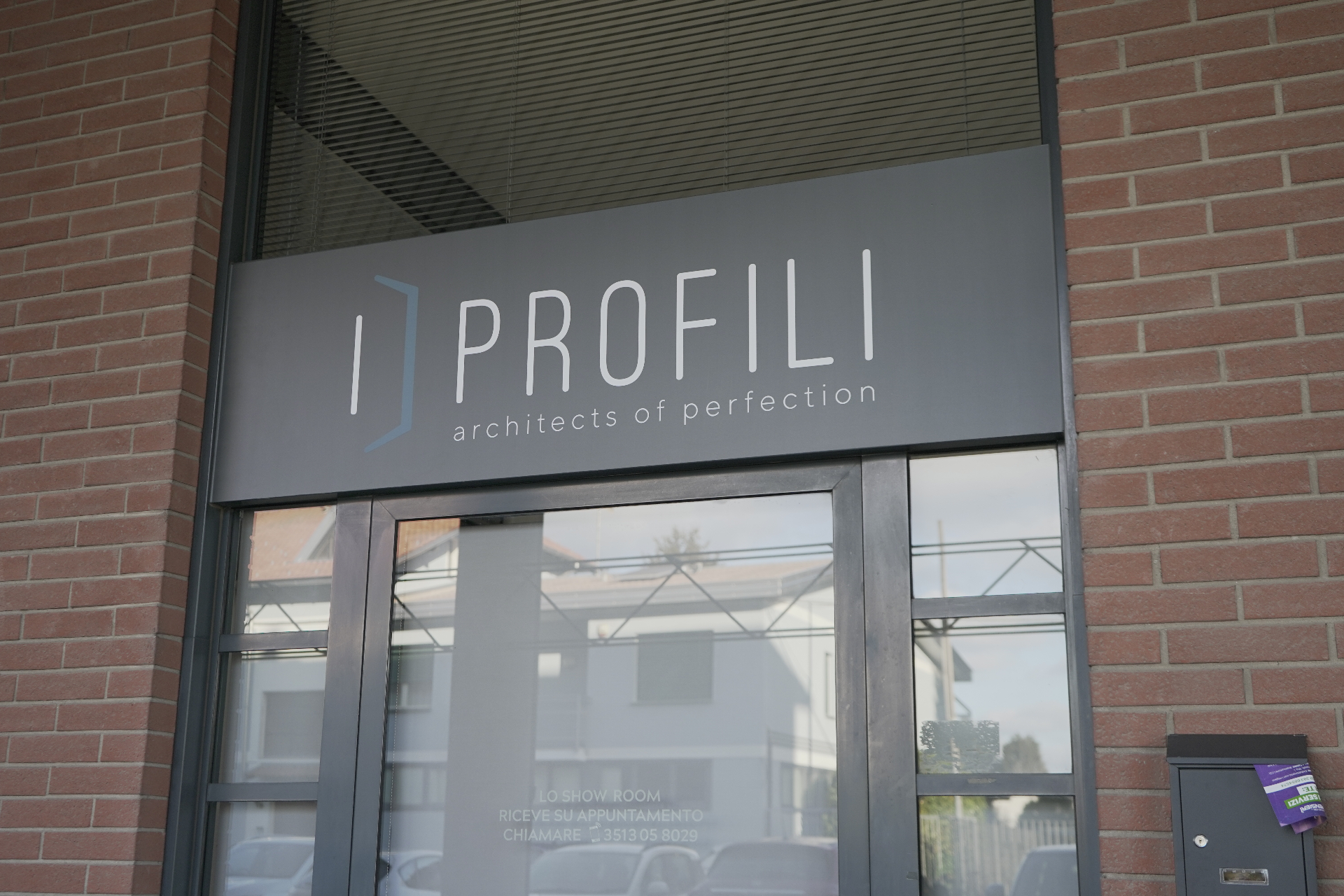 Showroom I Profili a Busto Arsizio - esterno con insegna