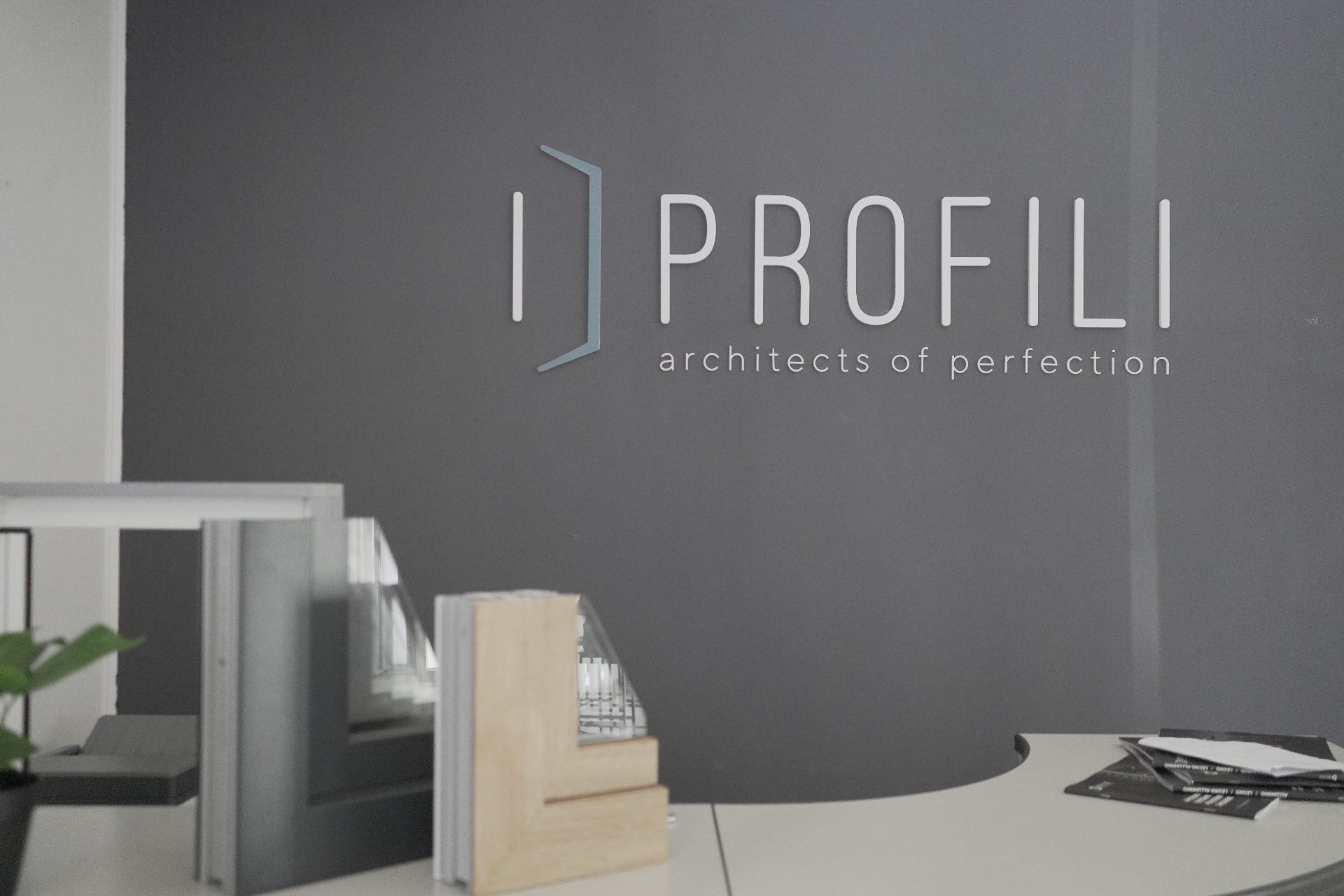 Interno showroom I Profili con campioni serramenti